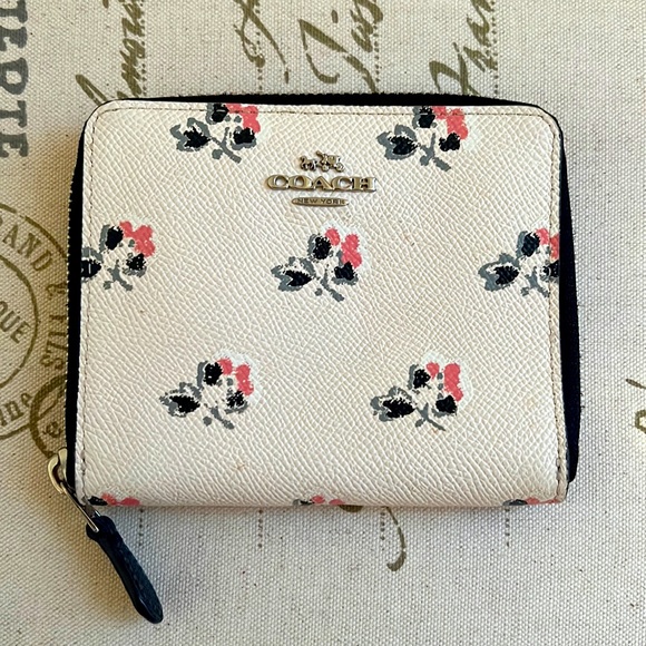 Coach Handbags - PERFECT CONDITION Coach cream and floral wallet 🌸